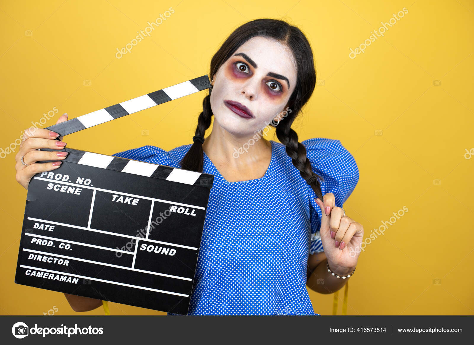 Mujer Usando Disfraz Halloween Muñeca Miedo Sobre Fondo Amarillo Celebración — Fotos de Stock © SpaceImages #416573514