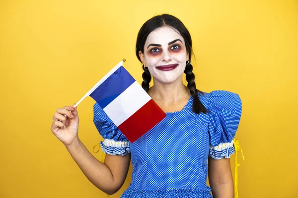 Mujer Con Disfraz Halloween Muñeca Miedo Sobre Fondo Amarillo Sosteniendo —  Fotos de Stock