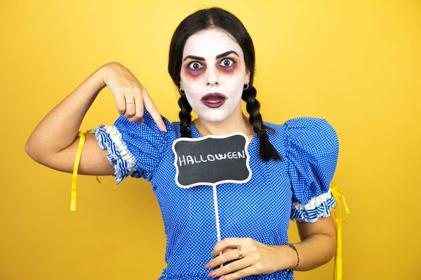 Vrouw Het Dragen Van Een Eng Pop Halloween Kostuum Gele — Stockfoto