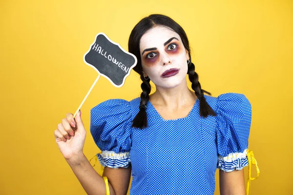 Mujer Con Disfraz Halloween Muñeca Miedo Sobre Fondo Amarillo Sosteniendo — Foto de Stock