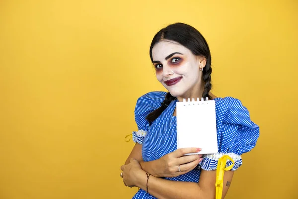 Mujer Vistiendo Traje Halloween Muñeca Miedo Sobre Fondo Amarillo Sonriendo — Foto de Stock