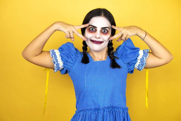Mujer Vistiendo Traje Halloween Muñeca Miedo Sobre Fondo Amarillo Haciendo — Foto de Stock