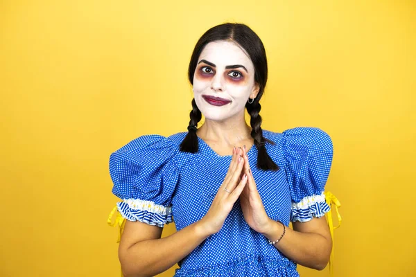 Kvinna Bär Skrämmande Docka Halloween Kostym Över Gul Bakgrund Med — Stockfoto