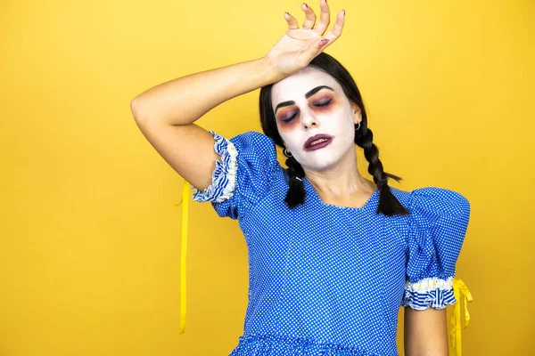 Mujer Con Disfraz Halloween Muñeca Miedo Sobre Fondo Amarillo Tocando — Foto de Stock