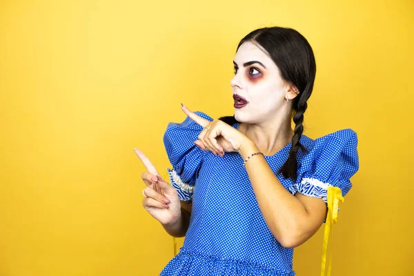 Mujer Con Disfraz Halloween Muñeca Miedo Sobre Fondo Amarillo Sorprendido — Foto de Stock