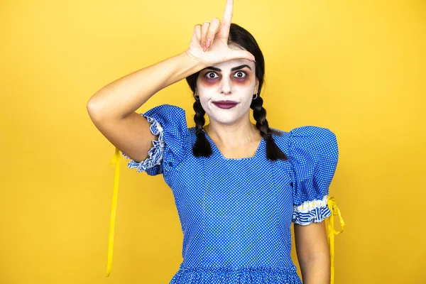 Mujer Usando Disfraz Halloween Muñeca Miedo Sobre Fondo Amarillo Burlándose — Foto de Stock