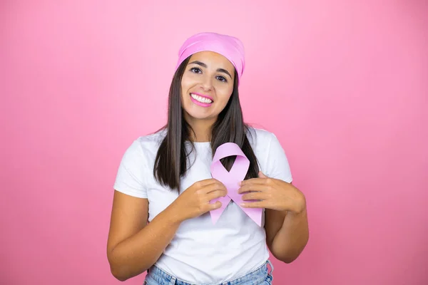 Jonge Mooie Vrouw Dragen Roze Hoofddoek Houden Borstkanker Lint Geïsoleerde — Stockfoto