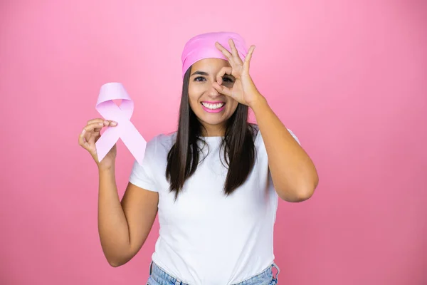 Junge Schöne Frau Mit Rosa Kopftuch Hält Brustkrebsband Über Isoliertem — Stockfoto