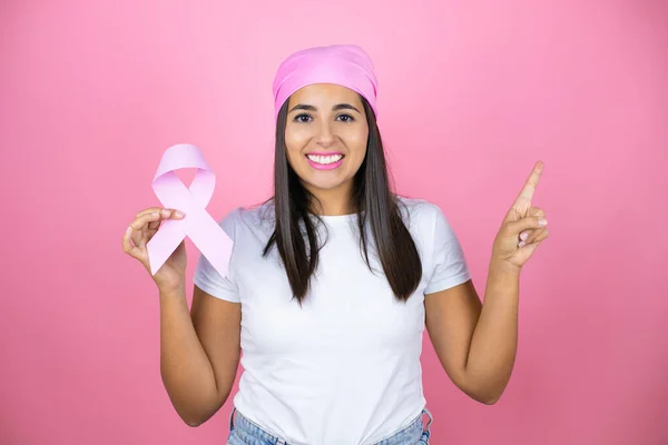 Jonge Mooie Vrouw Dragen Roze Hoofddoek Houden Borstkanker Lint Geïsoleerde — Stockfoto