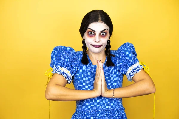 Kvinna Bär Skrämmande Docka Halloween Kostym Över Gul Bakgrund Tiggeri — Stockfoto