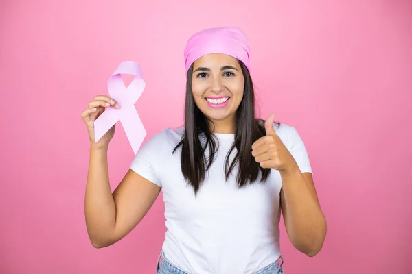 Jonge Mooie Vrouw Dragen Roze Hoofddoek Houden Borstkanker Lint Geïsoleerde — Stockfoto