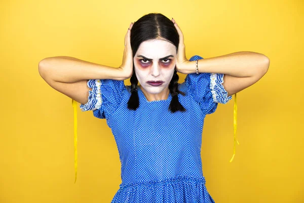 Mujer Usando Disfraz Halloween Muñeca Miedo Sobre Fondo Amarillo Pensando — Foto de Stock