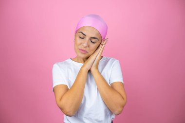 Pembe başörtüsü takan genç ve güzel bir kadın pembe arka planda uyur, yorgun düşler kurar ve elleri ile poz verir, kapalı gözlerle gülümserdi..