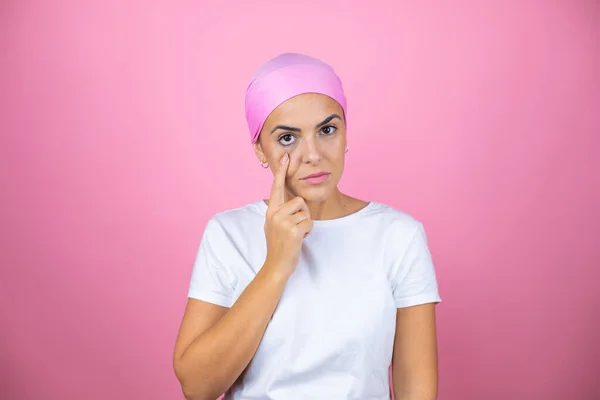 Jovem Mulher Bonita Vestindo Lenço Cabeça Rosa Sobre Fundo Rosa — Fotografia de Stock
