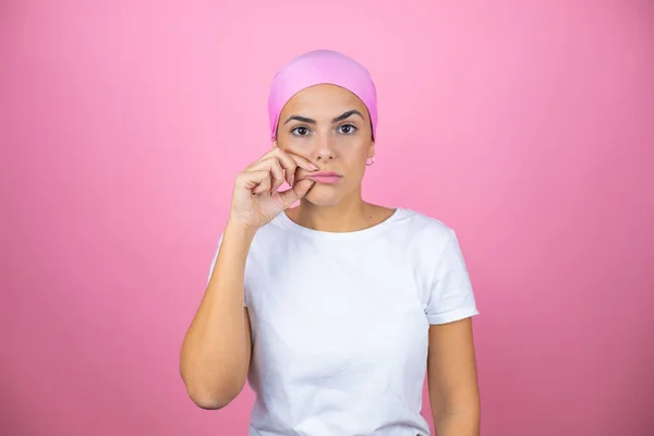 Jovem Mulher Bonita Vestindo Lenço Cabeça Rosa Sobre Isolado Boca — Fotografia de Stock