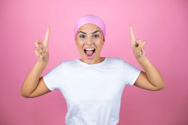 Jonge Mooie Vrouw Dragen Roze Hoofddoek Geïsoleerde Roze Achtergrond Glimlachen — Stockfoto