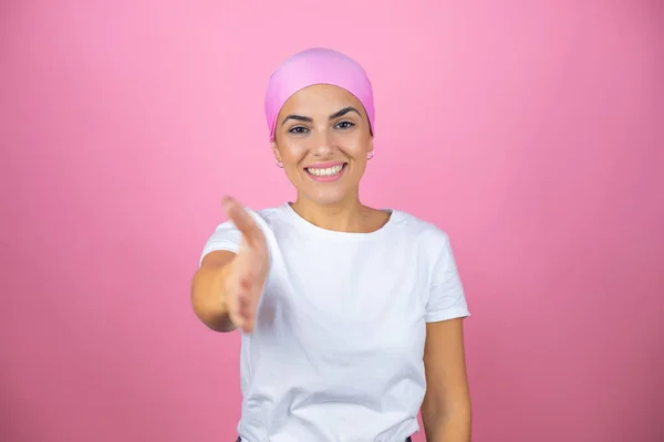 Jonge Mooie Vrouw Dragen Roze Hoofddoek Geïsoleerde Roze Achtergrond Glimlachend — Stockfoto