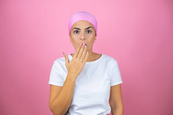 Jovem Mulher Bonita Vestindo Lenço Cabeça Rosa Sobre Fundo Rosa — Fotografia de Stock