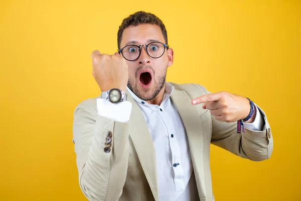 Junge Gutaussehende Geschäftsmann Trägt Anzug Über Isoliertem Gelben Hintergrund Überrascht — Stockfoto