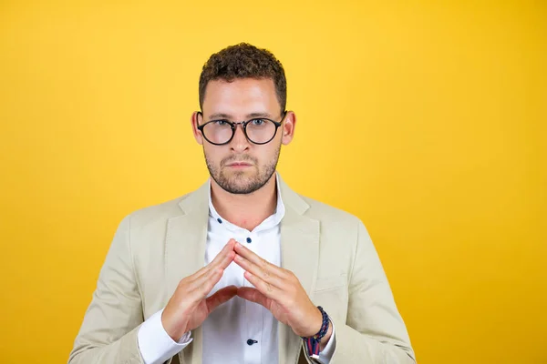 Der Junge Gutaussehende Geschäftsmann Trägt Anzug Über Gelbem Hintergrund Die — Stockfoto