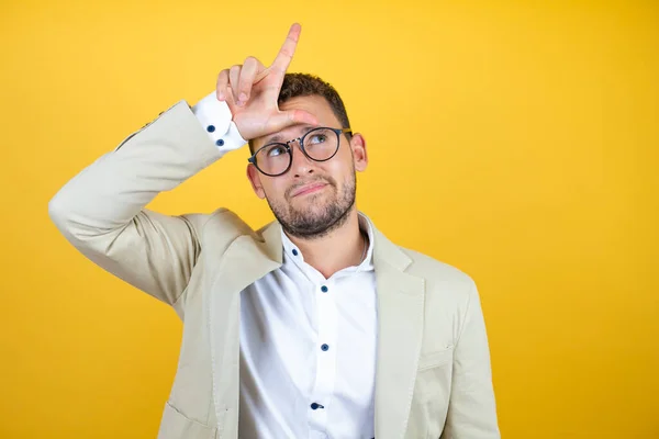 Junger Gutaussehender Geschäftsmann Der Anzug Über Isoliertem Gelben Hintergrund Trägt — Stockfoto