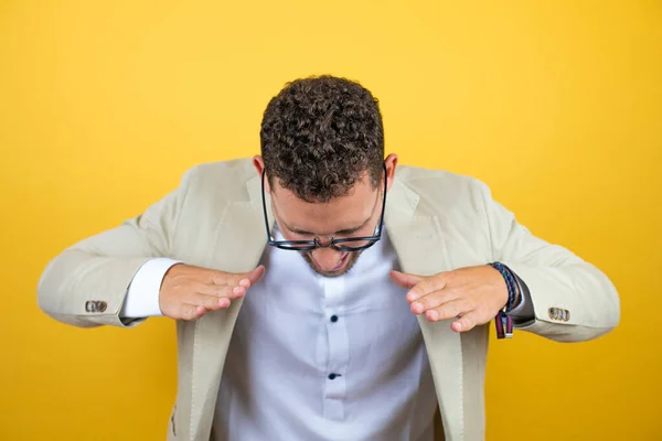 Junger Gutaussehender Geschäftsmann Trägt Anzug Über Isoliertem Gelben Hintergrund Und — Stockfoto