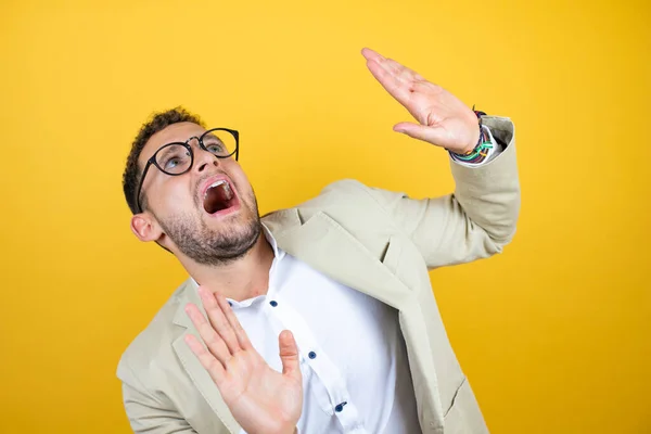 Junge Hübsche Geschäftsfrau Anzug Vor Isoliertem Gelben Hintergrund Die Arme — Stockfoto