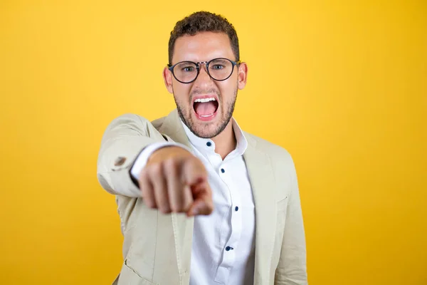 Jonge Knappe Zakenman Draagt Pak Geïsoleerde Gele Achtergrond Lachen Naar — Stockfoto