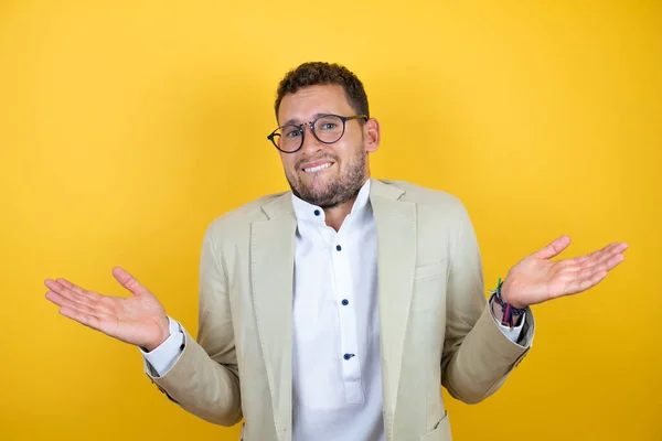 Junger Gutaussehender Geschäftsmann Anzug Vor Isoliertem Gelben Hintergrund Ahnungslos Und — Stockfoto