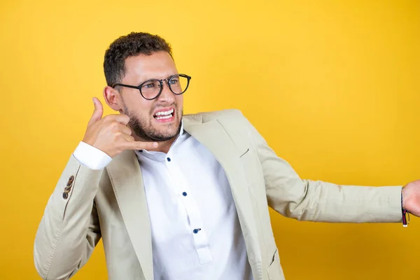 Junger Gutaussehender Geschäftsmann Der Anzug Über Isoliertem Gelben Hintergrund Trägt — Stockfoto