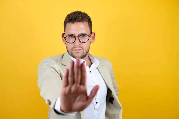 Junge Gutaussehende Geschäftsmann Trägt Anzug Über Isoliertem Gelben Hintergrund Ernst — Stockfoto