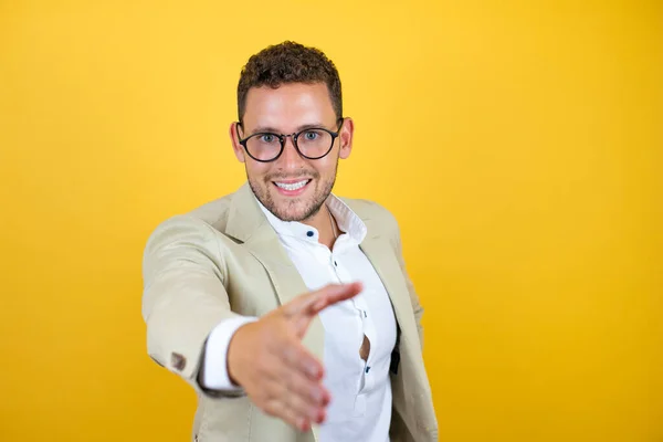 Junger Gutaussehender Geschäftsmann Anzug Vor Isoliertem Gelben Hintergrund Lächelt Freundlich — Stockfoto