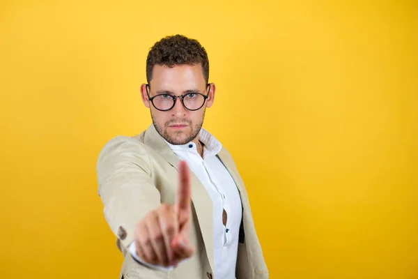 Jonge Knappe Zakenman Draagt Pak Geïsoleerde Gele Achtergrond Tonen Wijzen — Stockfoto