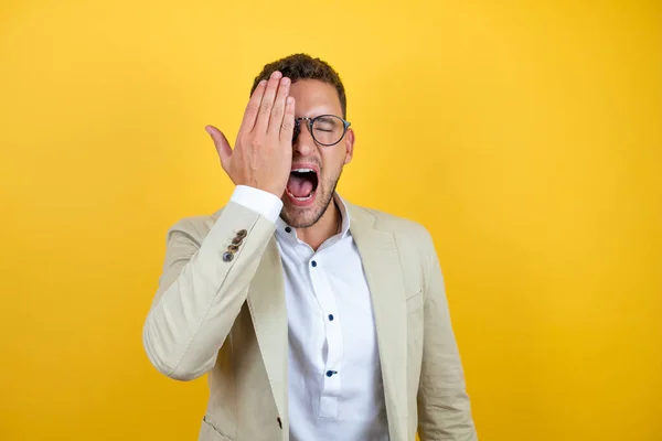 Junger Gutaussehender Geschäftsmann Anzug Vor Isoliertem Gelben Hintergrund Der Ein — Stockfoto