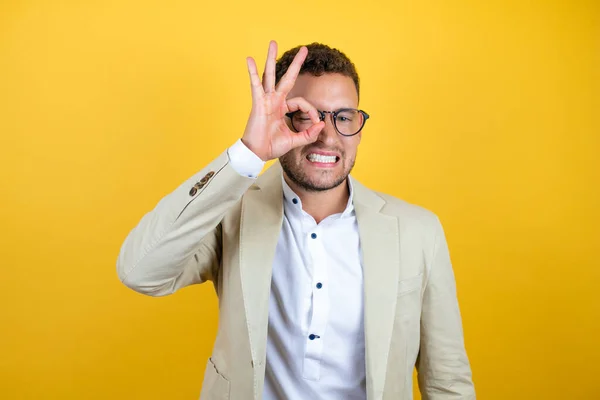 Junge Gutaussehende Geschäftsmann Trägt Anzug Über Isoliertem Gelben Hintergrund Tun — Stockfoto