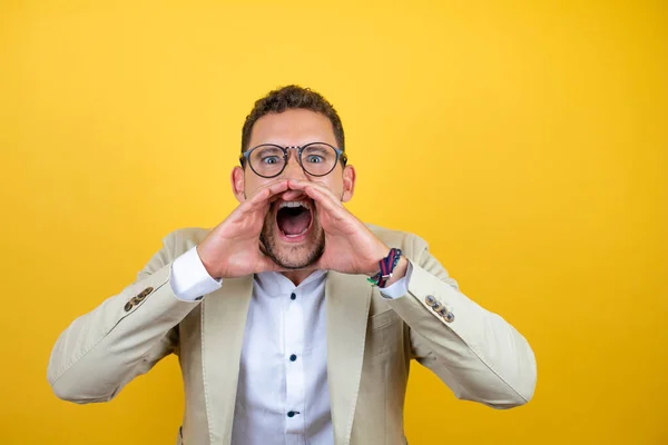 Giovane Bell Uomo Affari Indossa Tuta Sfondo Giallo Isolato Gridando — Foto Stock