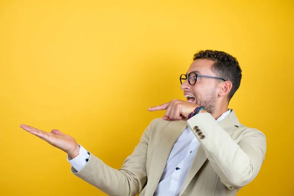 Junger Gutaussehender Geschäftsmann Anzug Vor Isoliertem Gelben Hintergrund Schaut Erstaunt — Stockfoto