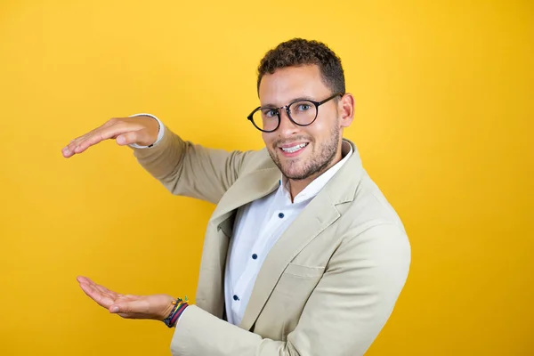 Junge Gutaussehende Geschäftsmann Trägt Anzug Über Isoliertem Gelben Hintergrund Überrascht — Stockfoto