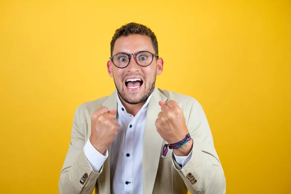 Der Junge Gut Aussehende Geschäftsmann Trägt Anzug Über Gelbem Hintergrund — Stockfoto