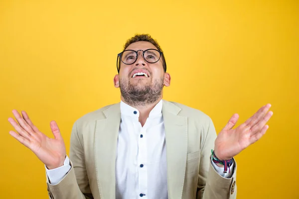 Junger Gutaussehender Geschäftsmann Anzug Vor Isoliertem Gelben Hintergrund Ahnungslos Und — Stockfoto