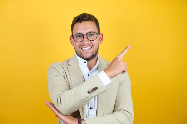 Junger Gutaussehender Geschäftsmann Anzug Vor Isoliertem Gelben Hintergrund Lächelnd Und — Stockfoto