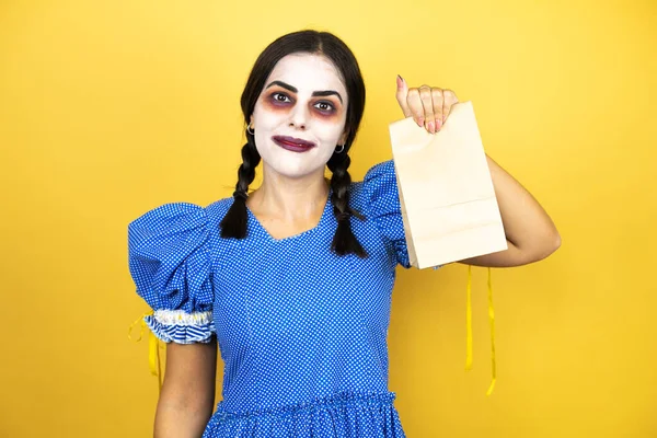 Kvinna Bär Skrämmande Docka Halloween Kostym Över Gul Bakgrund Hålla — Stockfoto