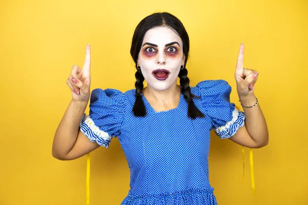 Mujer Con Disfraz Halloween Muñeca Miedo Sobre Fondo Amarillo Sonriendo — Foto de Stock