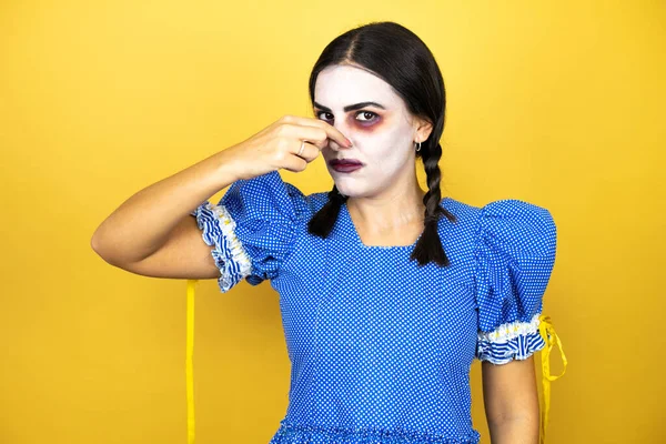 Mujer Con Disfraz Halloween Muñeca Miedo Sobre Fondo Amarillo Oliendo — Foto de Stock