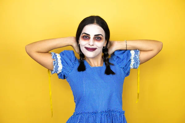 Mujer Con Disfraz Halloween Muñeca Miedo Sobre Fondo Amarillo Relajante — Foto de Stock