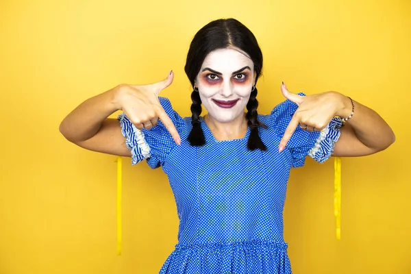 Mujer Con Disfraz Halloween Muñeca Miedo Sobre Fondo Amarillo Mirando — Foto de Stock