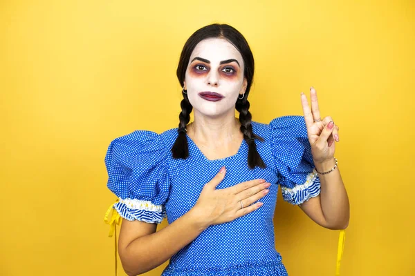 Mujer Con Disfraz Halloween Muñeca Miedo Sobre Fondo Amarillo Sonriendo — Foto de Stock