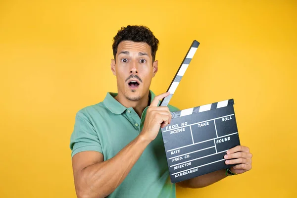 Junger Gutaussehender Mann Grünem Lässigem Shirt Über Isoliertem Gelbem Hintergrund — Stockfoto