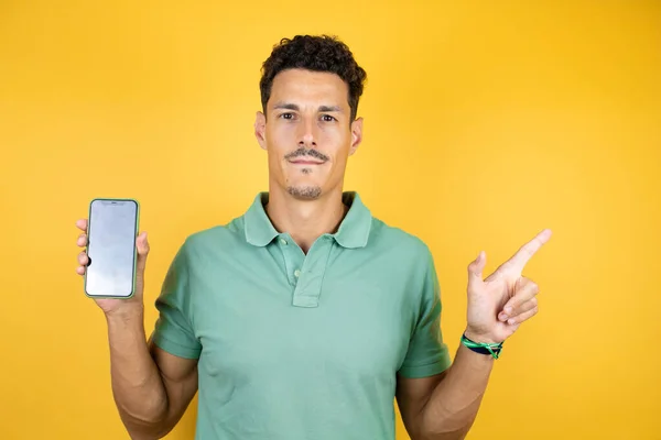 Junger Gutaussehender Mann Grünem Lässigem Shirt Vor Isoliertem Gelben Hintergrund — Stockfoto