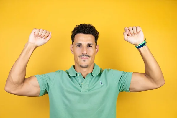 Joven Hombre Guapo Vistiendo Verde Casual Camiseta Sobre Aislado Amarillo — Foto de Stock